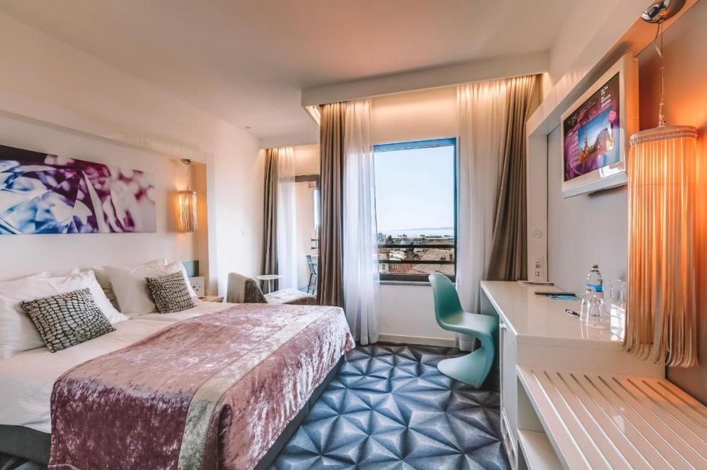 Hotel Luxe slide 3