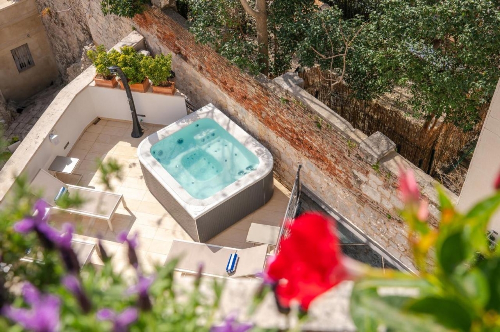 Marmont Heritage Hotel slide 4
