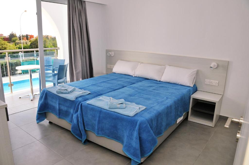 Kaos Hotel Apartments slide 3