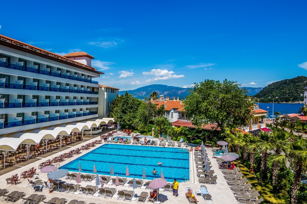 L'Etoile Beach Hotel slide 2