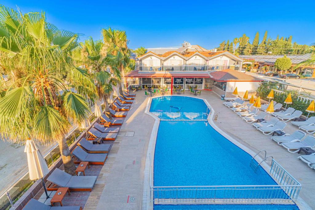 Sayanora Hotel slide 5