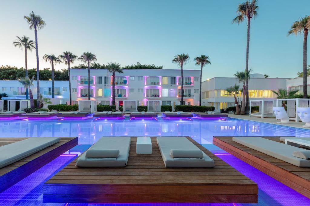 So White Club Resort slide 3