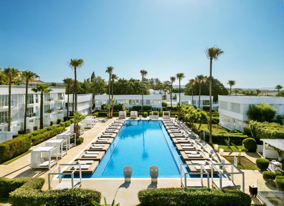 So White Club Resort slide 5
