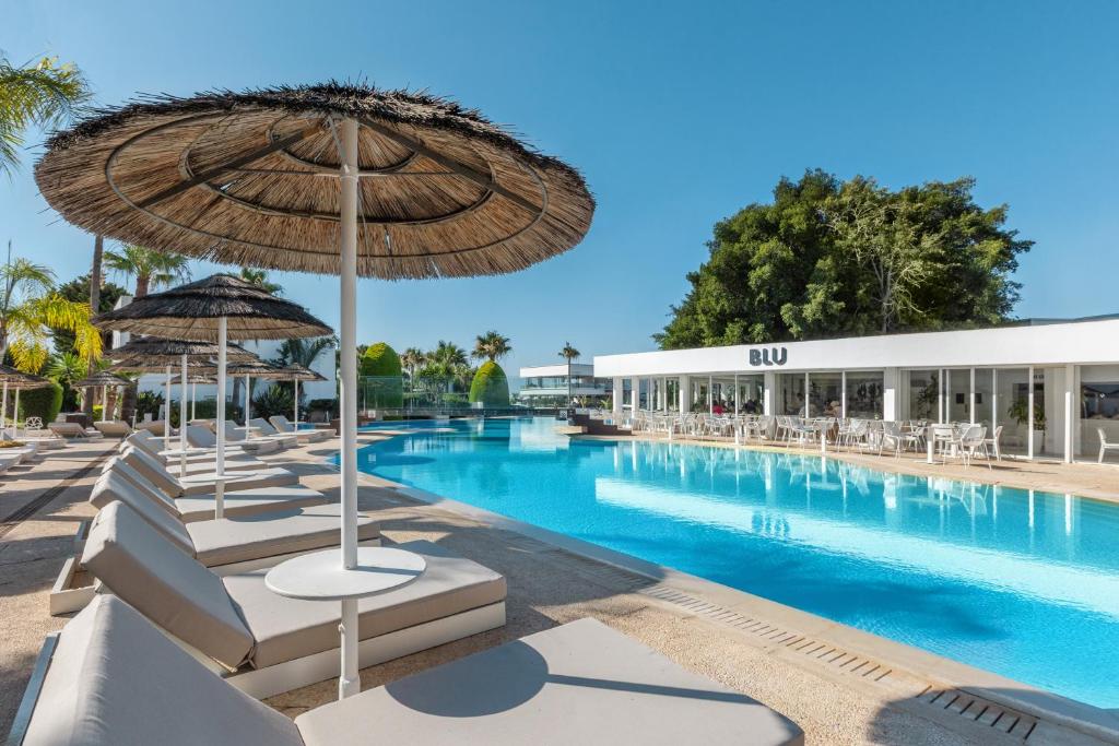 So White Club Resort slide 2