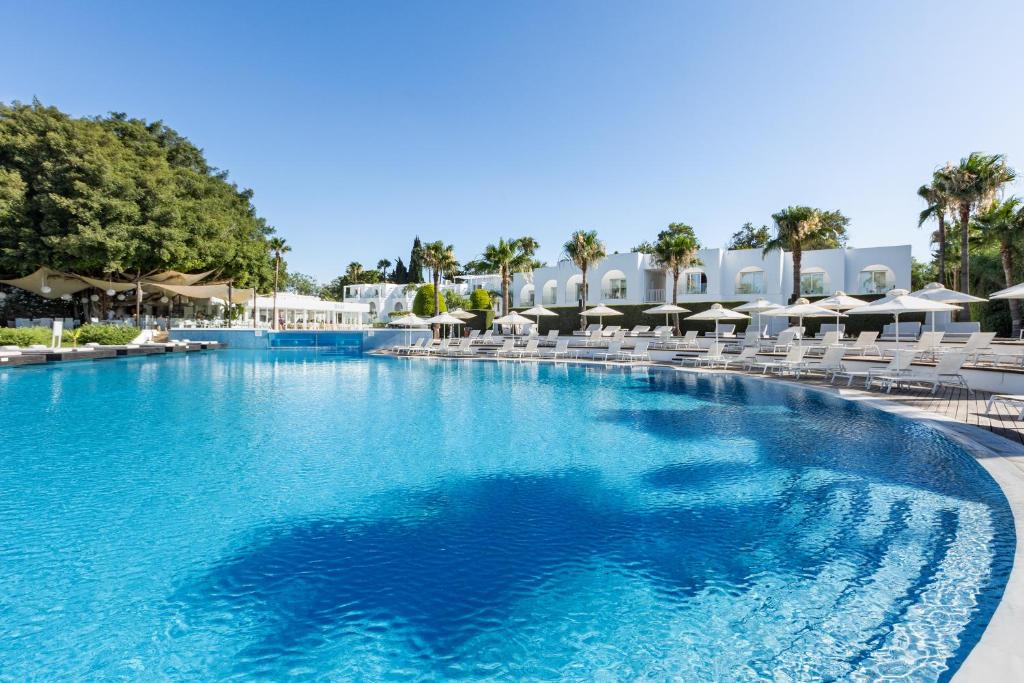 So White Club Resort slide 4