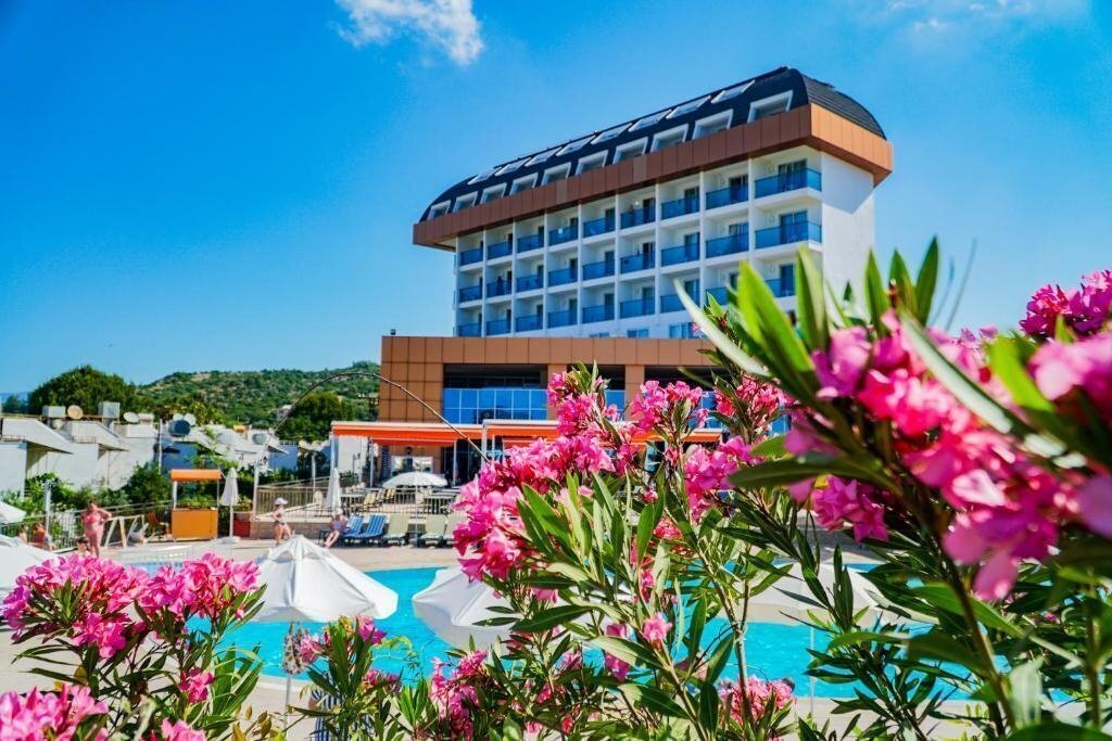 Throne Beach Resort & SPA 