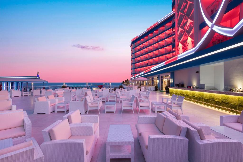 Granada Luxury Beach slide 2