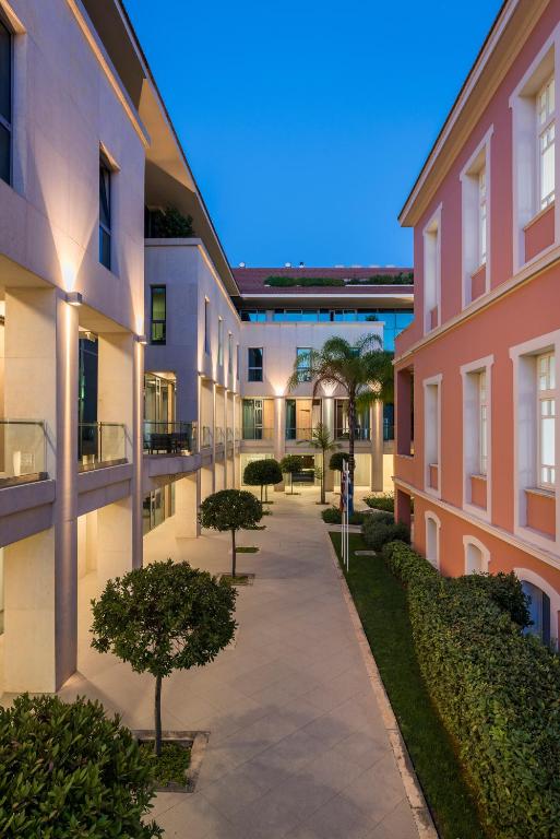 Trianon Luxury apartments and Suites slide 4