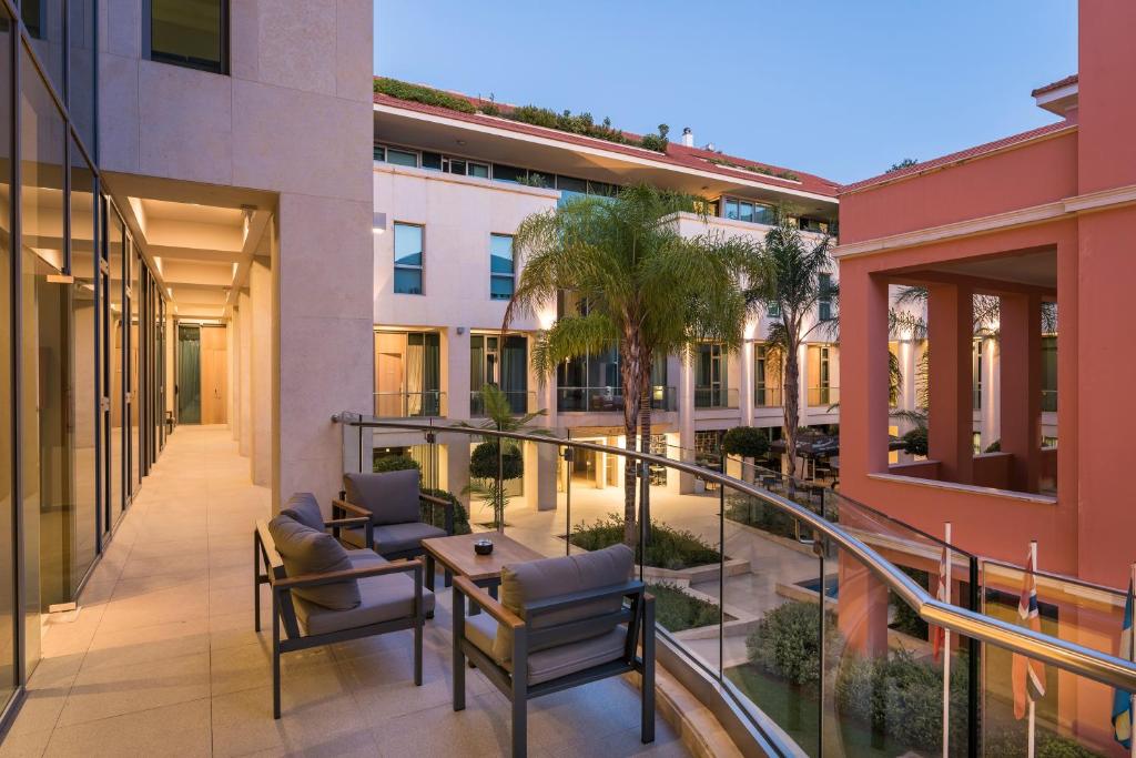 Trianon Luxury apartments and Suites slide 2