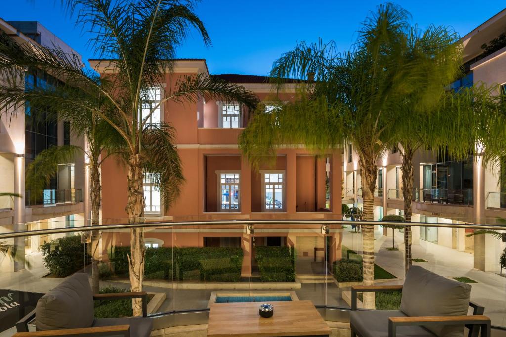 Trianon Luxury apartments and Suites slide 5