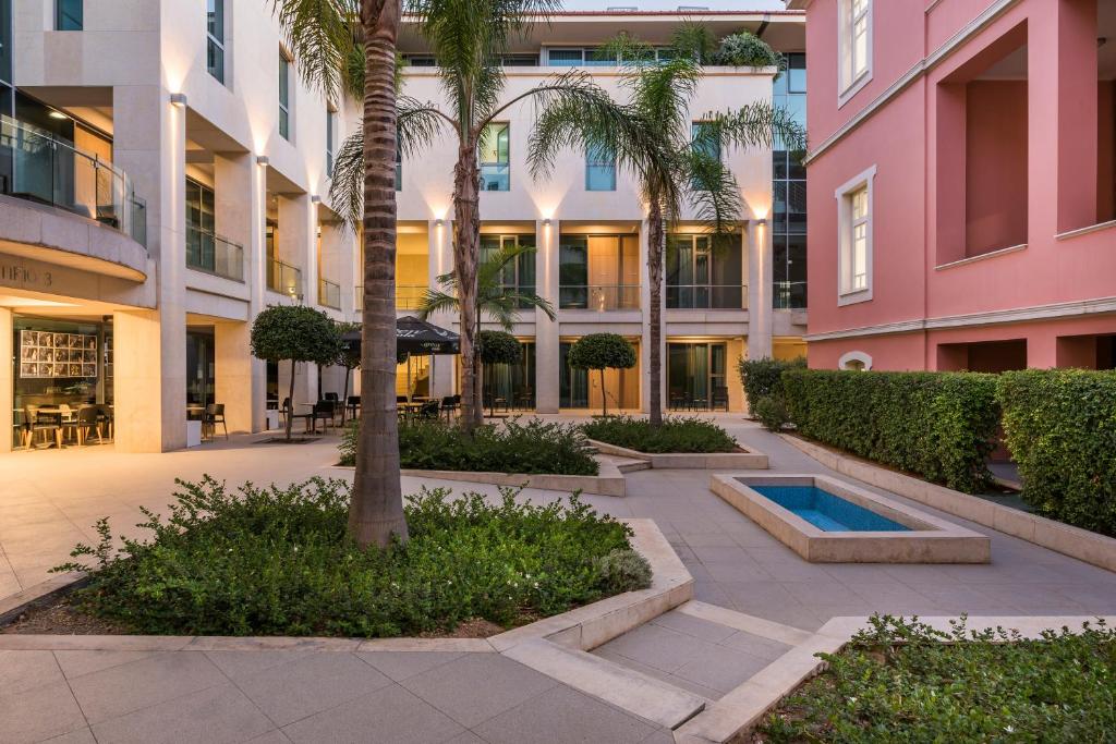 Trianon Luxury apartments and Suites slide 3